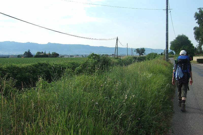 2011-05- (1268).JPG - Zunächst laufen wir in Nord-Süd-Richtung etwa 5 km am Canal de la Bourne entlang